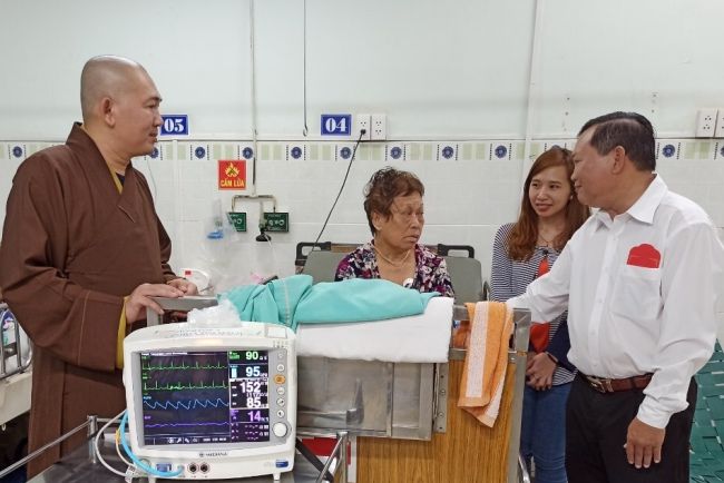 Mang Xuân đến bệnh nhân đang điều trị tại bệnh viện