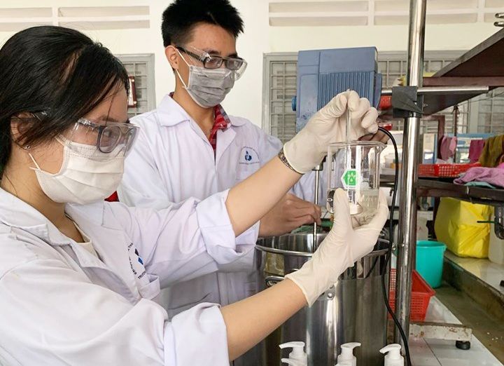Đại học Bách khoa pha chế nước rửa tay phòng chống virus corona 