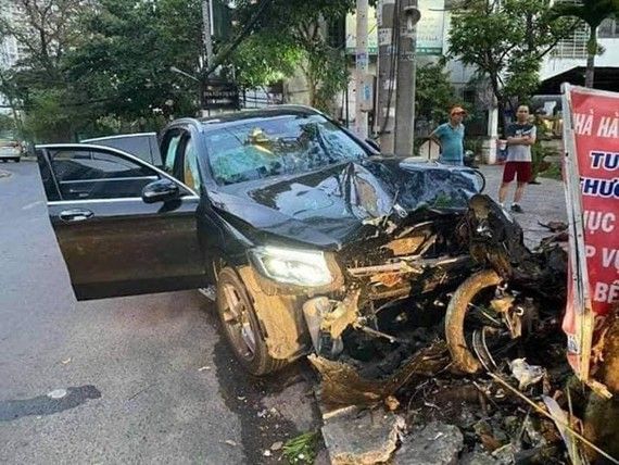 Tài xế ô tô tông xe GrabBike khiến 1 người tử vong ra trình diện