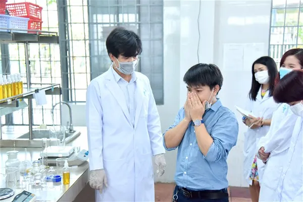 Nhiều trường đại học tại TPHCM tự sản xuất nước kháng khuẩn