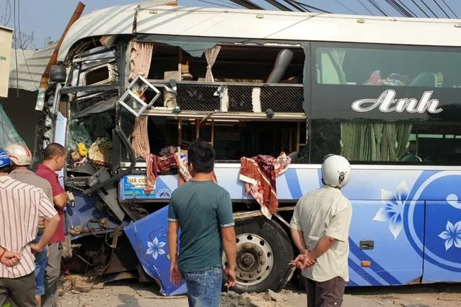 Vụ xe khách tông xe tải ở Bình Dương: Thêm 2 người tử vong