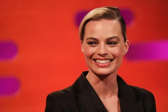 Sao Hollywood Margot Robbie diện thiết kế ‘Đi nhặt hạt sương nghiêng’ của Công Trí