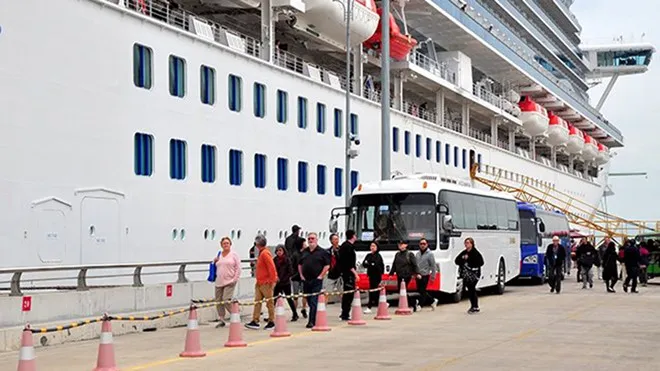 Làm vệ sinh khử trùng 40 tàu đưa du khách trên du thuyền Diamond Princess tham quan vịnh Hạ Long