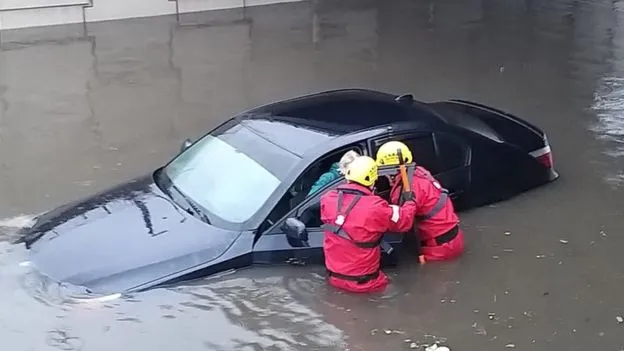 Anh: Bão Ciara càn quét gây ngập lụt nghiêm trọng, nhiều khu vực bị chia cắt