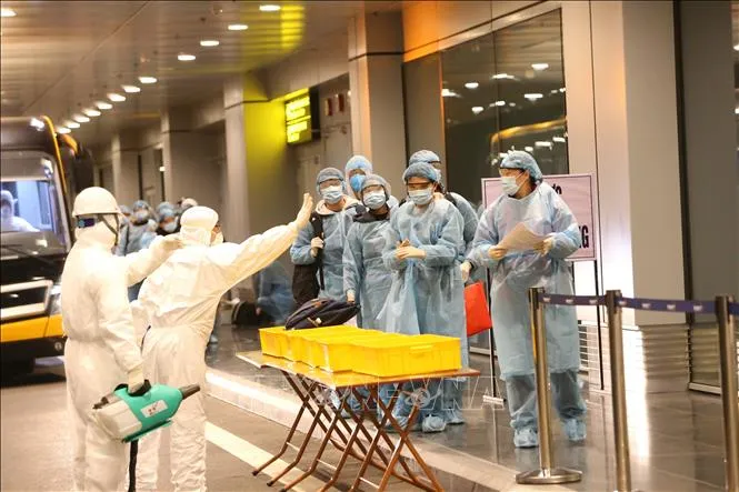 Đưa công dân Việt Nam từ Trung Quốc về đến sân bay Vân Đồn