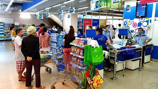 Dịch nCoV: Người đi siêu thị tranh thủ mua nhiều hàng, nhiều người ưu tiên mua online