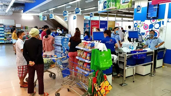 Dịch nCoV: Người đi siêu thị tranh thủ mua nhiều hàng, nhiều người ưu tiên mua online
