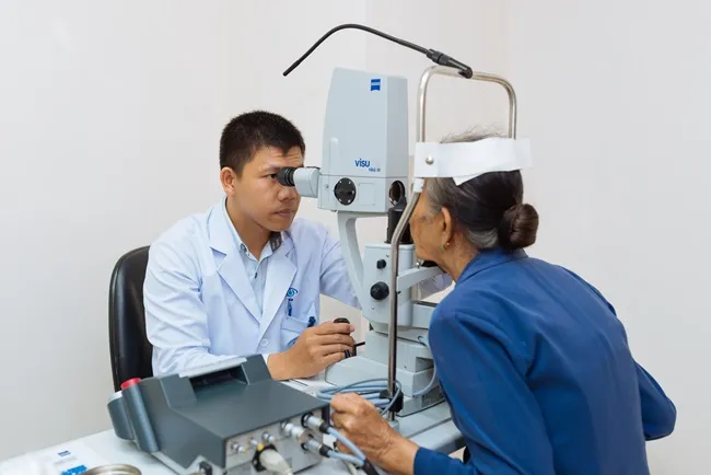 Tầm soát miễn phí cho bệnh nhân mắc bệnh cườm nước