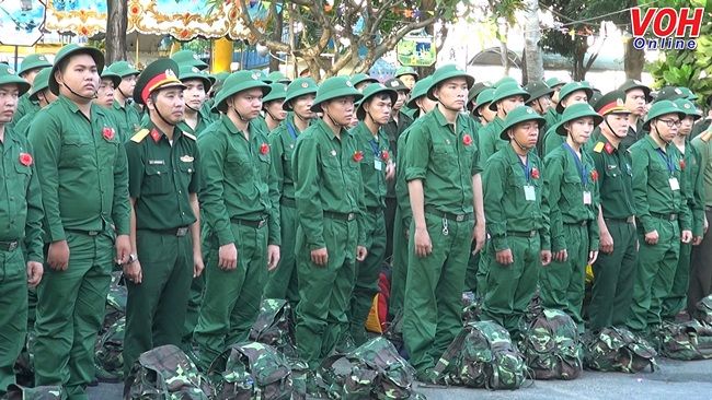 Thanh niên TPHCM hăng hái lên đường nhập ngũ