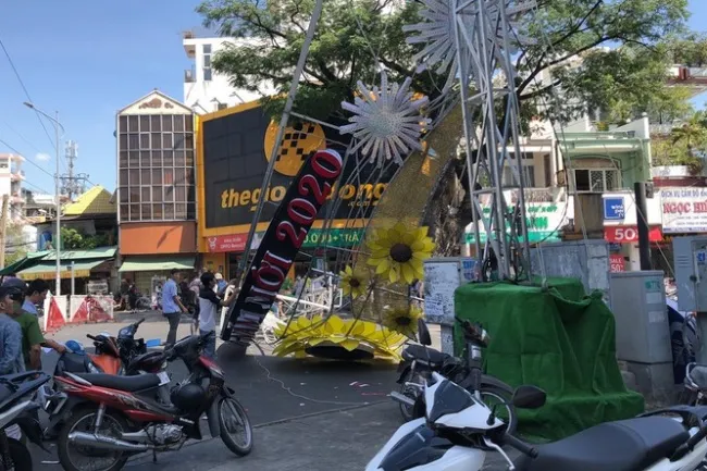 Cổng chào ‘chúc mừng năm mới’ đổ sập xuống đường, 2 người bị thương 