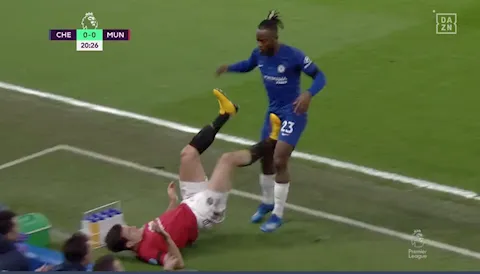 Lampard tức giận khi Maguire không phải nhận thẻ đỏ