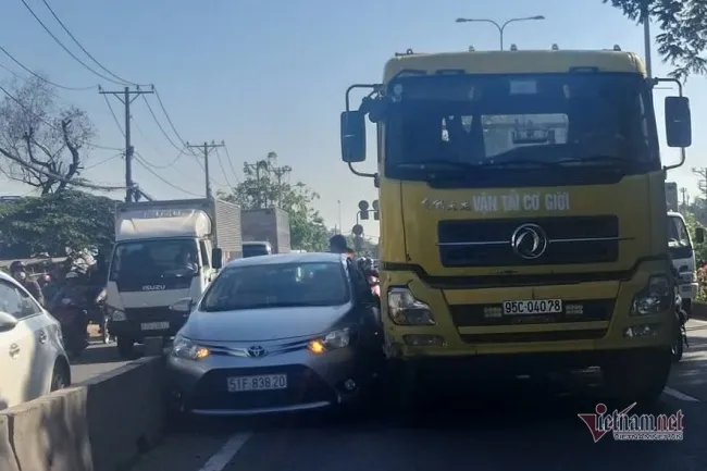 Tin tức tai nạn giao thông hôm nay 21/2/2020: Xe container ép ôtô 4 chỗ, giao thông ùn tắc kéo dài 