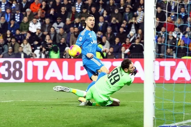 Cristiano Ronaldo đi vào lịch sử Serie A