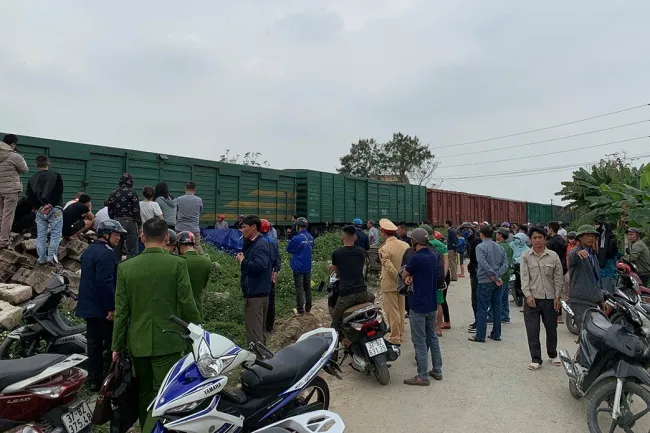 Tin tức tai nạn giao thông hôm nay 23/2/2020: Xe máy va chạm xe container tại điểm đen TNGT