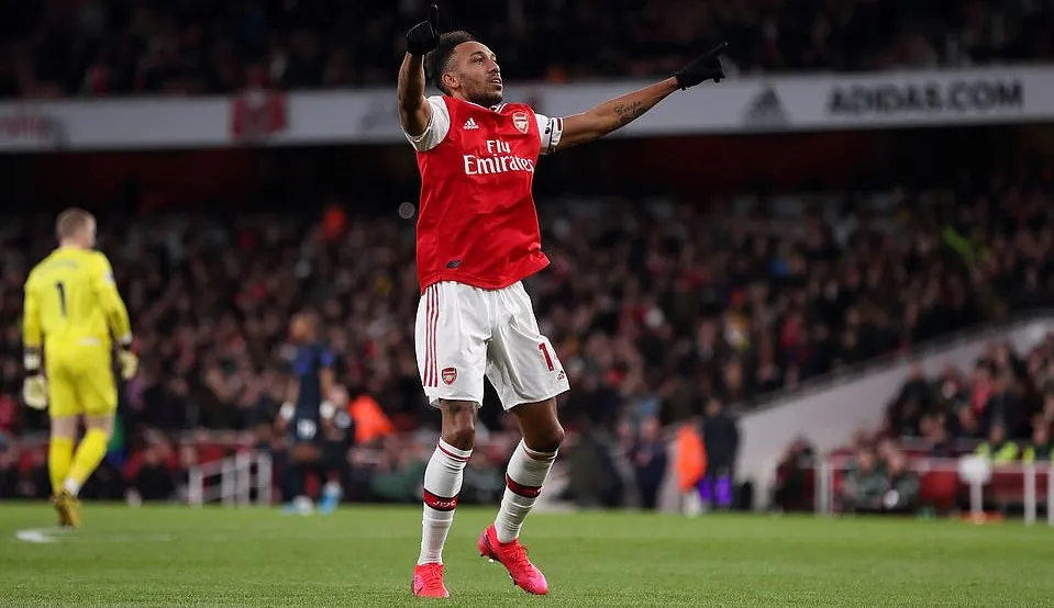 Aubameyang được đưa lên mây sau cú đúp vào lưới Everton