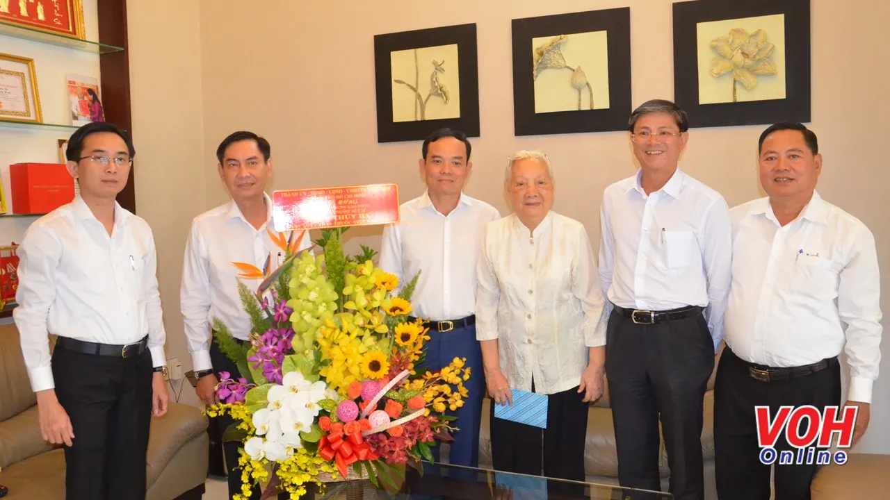 Lãnh đạo TPHCM thăm, chúc mừng cán bộ ngành y tế