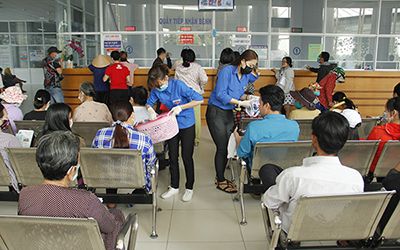 Chi đoàn Đài Truyền thanh huyện Bình Chánh phát khẩu trang vải cho người dân