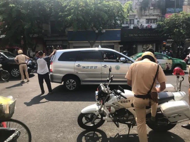 Xử lý nhiều trường hợp taxi, xích lô dù lưu thông, đậu đỗ sai quy định