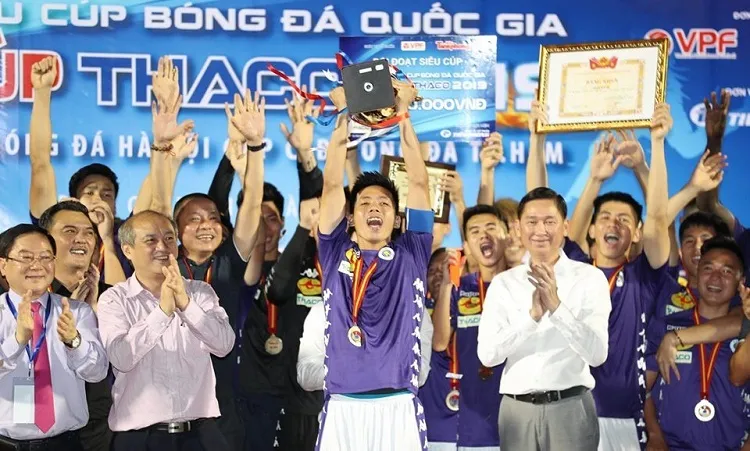 Tiến Dũng mắt sai lần, TPHCM ngậm ngùi nhìn Hà Nội giành Siêu Cup Quốc gia 2020