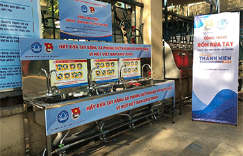 Tuổi trẻ ngành cấp nước tặng bồn rửa tay phòng dịch cho trường học
