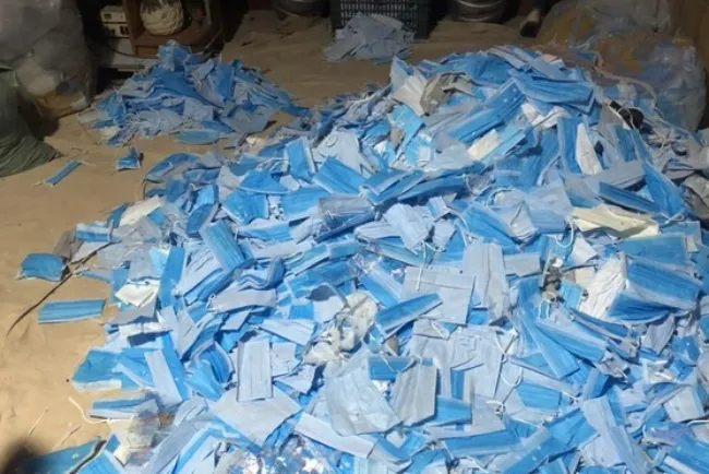 TPHCM: Phát hiện cơ sở thu gom gần 800kg khẩu trang nghi đã qua sử dụng để bán lại