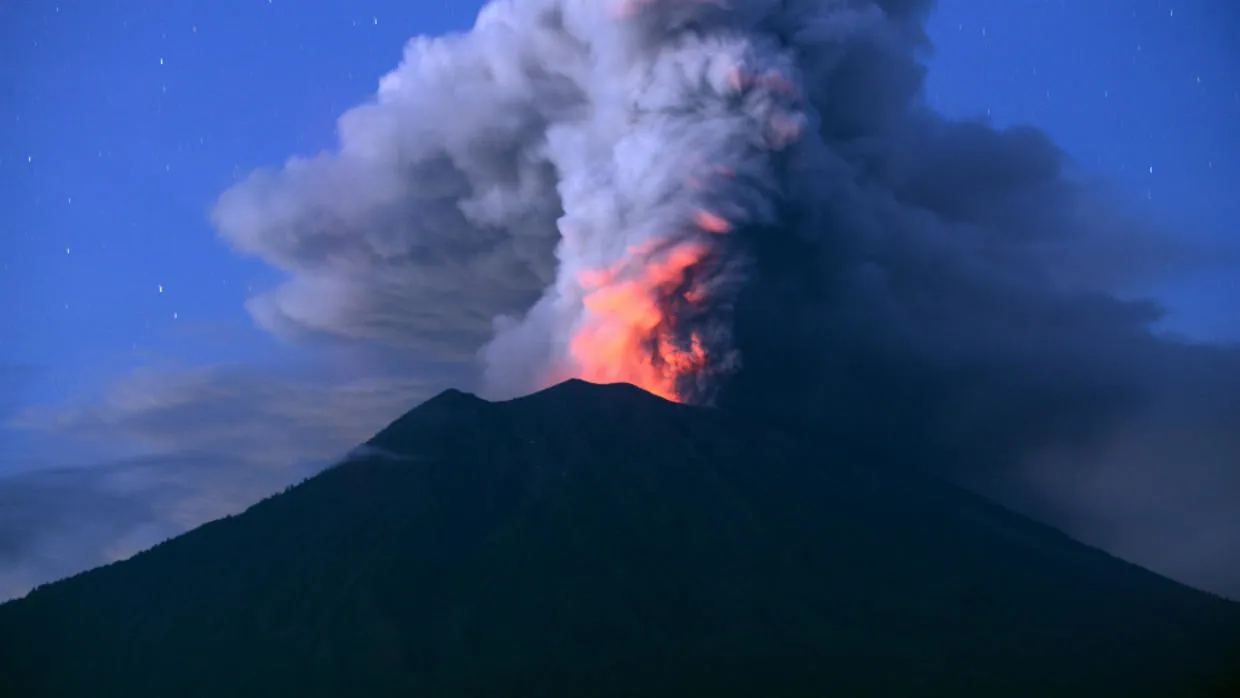  Indonesia đóng cửa sân bay vì núi lửa phun trào 