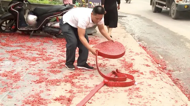 Người đốt hàng chục mét pháo trước nhà có đám cưới bị xử lý hình sự