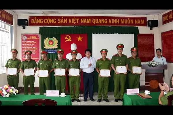 Trao thưởng cho tập thể và cá nhân tham gia chữa cháy và cứu hộ khu chợ Hạnh Thông Tây