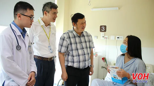 Chuỗi hoạt động tặng hoa, quà chăm sóc y tế cho bệnh nhân nữ
