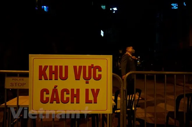 Hà Nội: Phun thuốc tiêu độc khử trùng khu phố có người nhiễm COVID-19