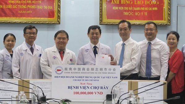 Tổng lãnh sự quán Trung Quốc tại TPHCM trao tặng 600 khẩu trang N95 cho BV Chợ Rẫy