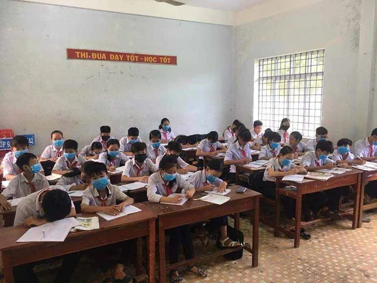 Trang bị miễn phí khẩu trang học sinh TPHCM