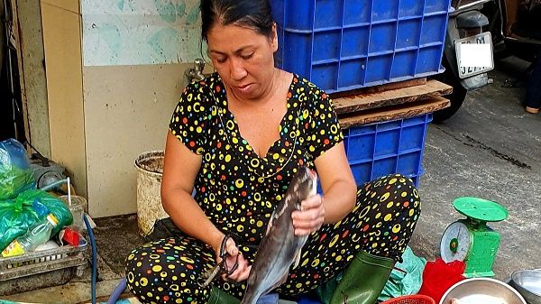 Giá cả thị trường hôm nay 15/3/2020: Đầu cá hú giá 100.000 đồng một kg
