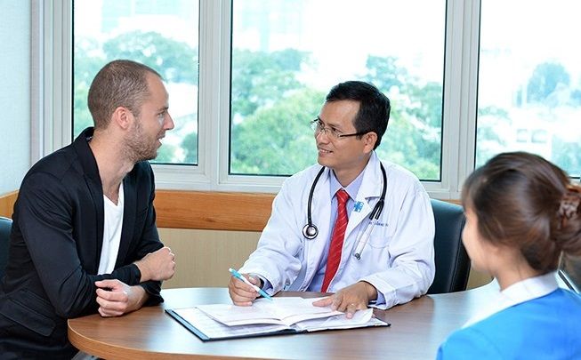 Yêu cầu các bệnh viện tuân thủ quy định khám, chữa bệnh cho người nước ngoài
