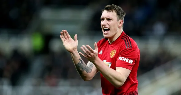 Phil Jones được khuyên nên cập bến Newcastle