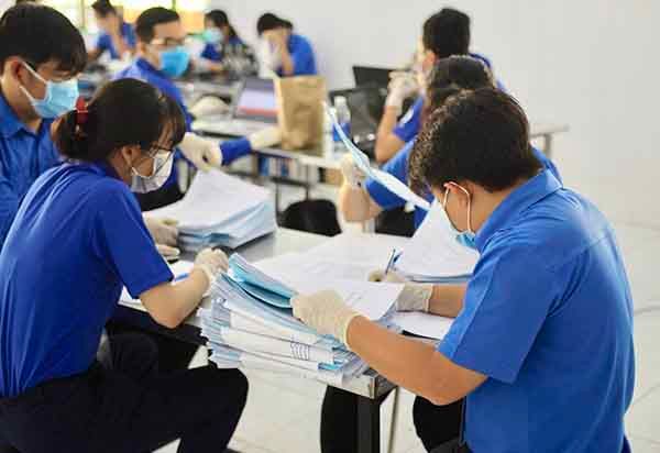 Đoàn viên hỗ trợ công tác nhập liệu phiếu khai y tế tại khu cách ly phòng dịch COVID-19