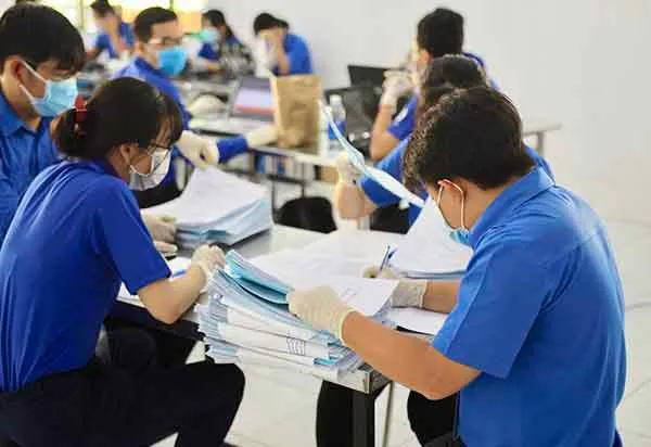 Đoàn viên hỗ trợ công tác nhập liệu phiếu khai y tế tại khu cách ly phòng dịch COVID-19