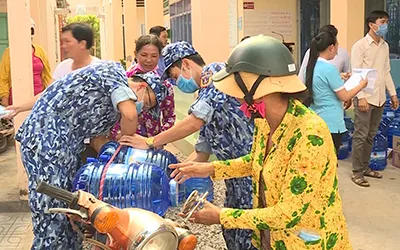 Tặng nước uống tinh khiết cho người dân xã Tân Phong, huyện Thạnh Phú, tỉnh Bến Tre