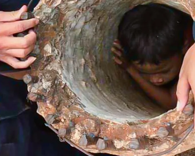 Cuộc chiến hơn 2 tiếng cứu cháu bé lọt vào trụ điện ở Gia Lai