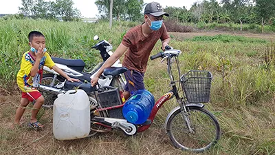 Đoàn Khối Dân - Chính - Đảng TPHCM tặng quà cho bà con gặp hạn mặn tại Bến Tre