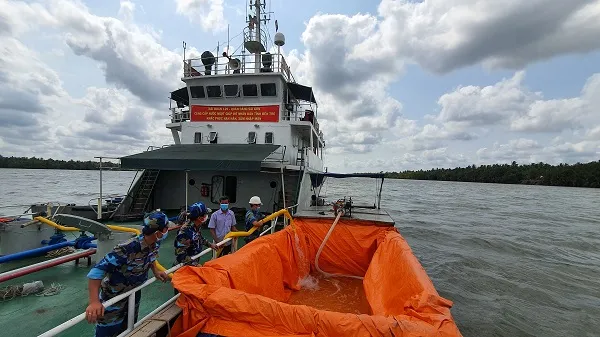 Bộ đội Hải quân tiếp tục hỗ trợ hàng trăm nghìn lít nước ngọt đến vùng hạn mặn