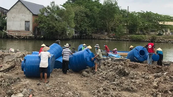 Tặng hơn 1000 bồn nước, giếng nước cho bà con vùng hạn mặn