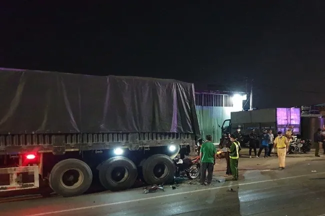 Tin tức tai nạn giao thông hôm nay 28/3/2020: Lao xe máy vào đuôi container, hai thanh niên tử vong 