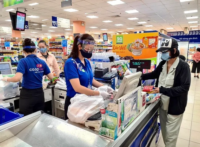 Siêu thị triển khai kẻ vạch 2 mét để đảm bảo an toàn cho khách hàng