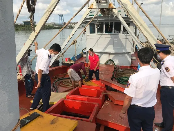 Đoàn Trinh sát số 2 - Cảnh sát biển tạm giữ hơn 30.000 lít dầu DO không rõ nguồn gốc