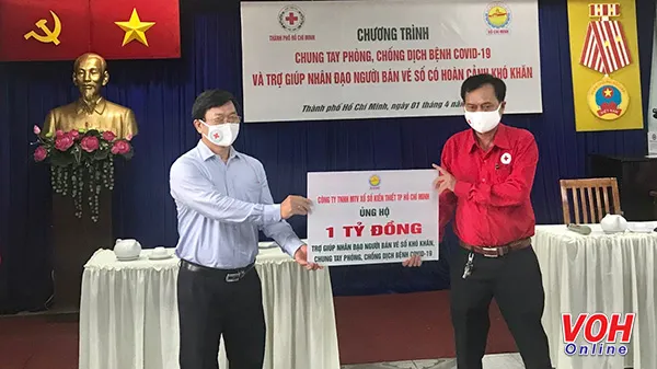 Chung tay phòng, chống Covid-19 và trợ giúp nhân đạo người bán vé số lưu động có hoàn cảnh khó khăn 