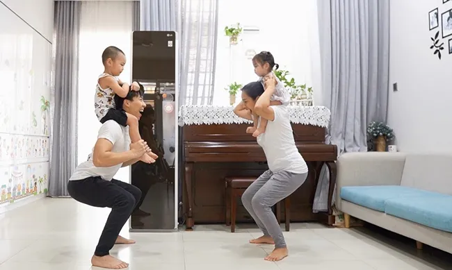 Những ngày “cách ly xã hội”, gia đình Quốc Nghiệp tung bộ ảnh đầy năng lượng tích cực