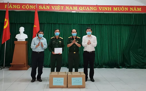 Đại học Quốc gia TPHCM trao tặng 7.000 khẩu trang  các loại tại khu cách ly