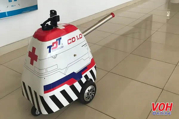 Chế tạo hai Robot đa năng phục vụ khử khuẩn trong phòng, chống dịch Covid-19