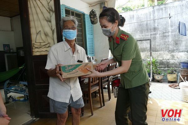 Công an quận Thủ Đức mang nhu yếu phẩm đến tận nhà giúp dân chống dịch